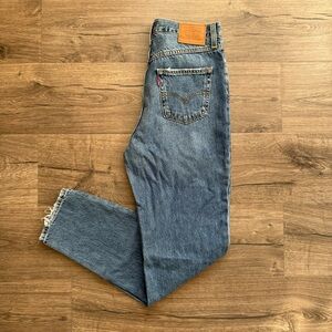 Levis 80’s Mom Jeans Dark Denim Blue Distressed Size 29 Women